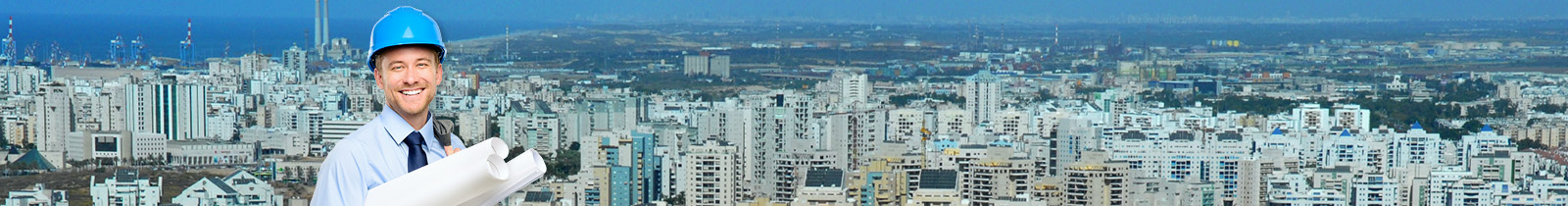 אדם העוסק בבנייה על רקע העיר