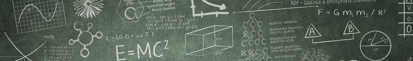 תלמיד על רקע לוח ובו נוסחאות רבות