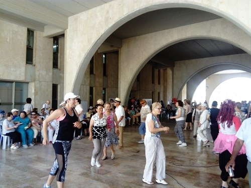 Группа пожилых танцует