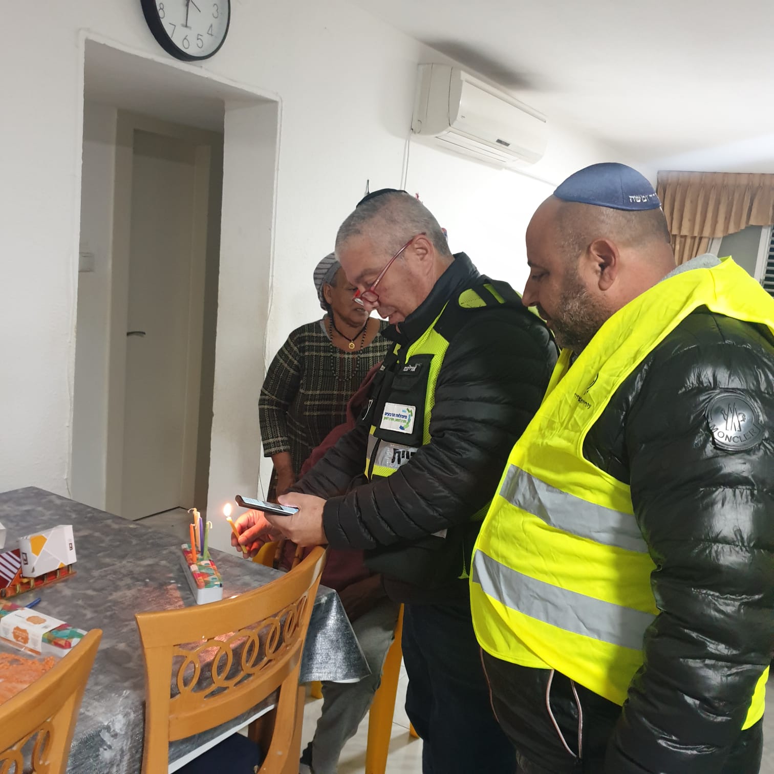 הדלקת נרות חנוכה עם תושבים