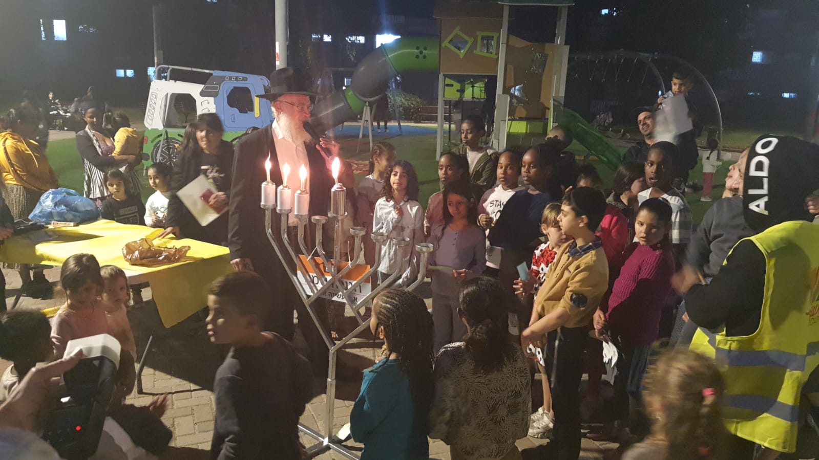 הדלקת נר חנוכה