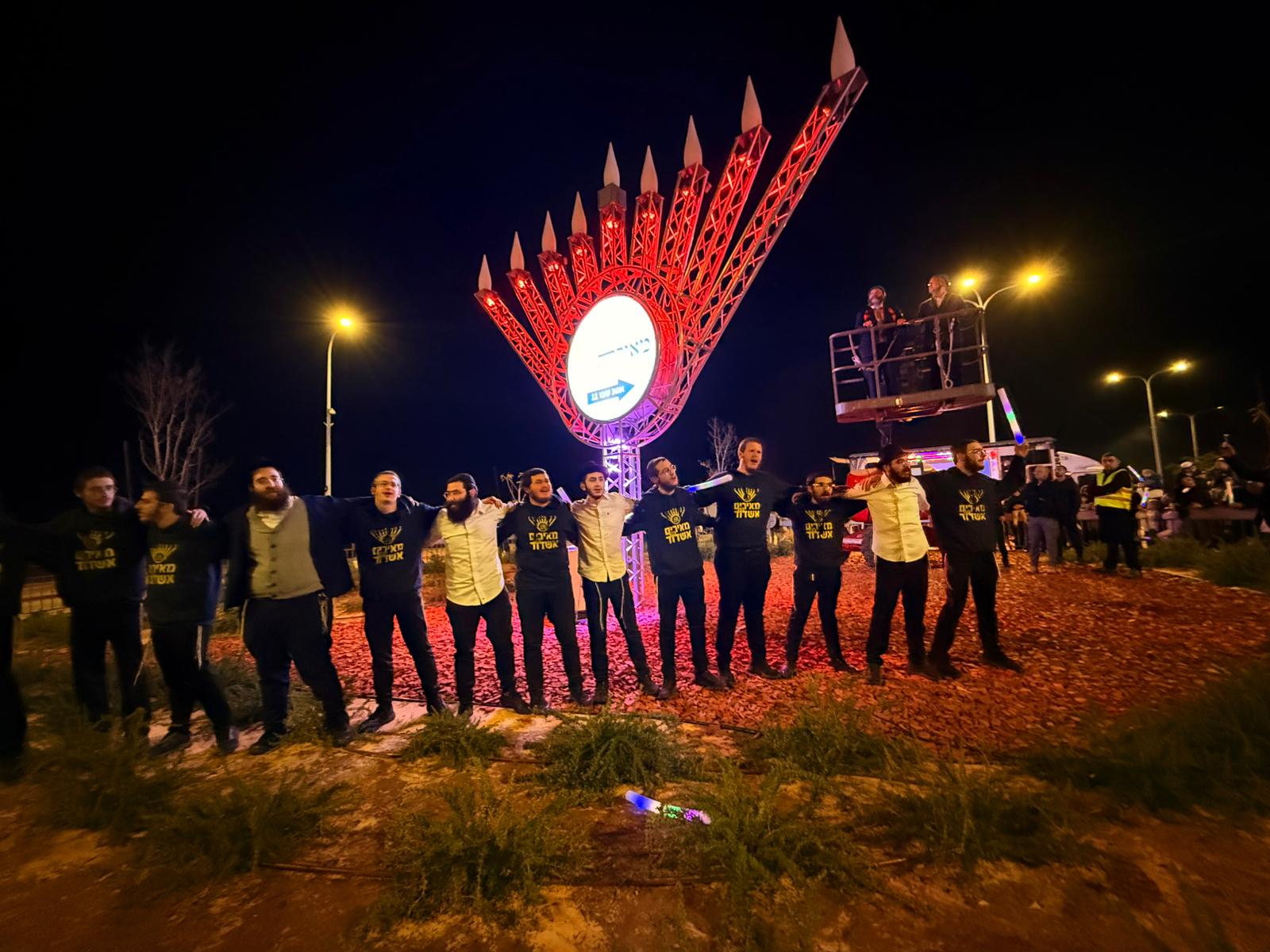 ראש העיר מדליק נר ראשון