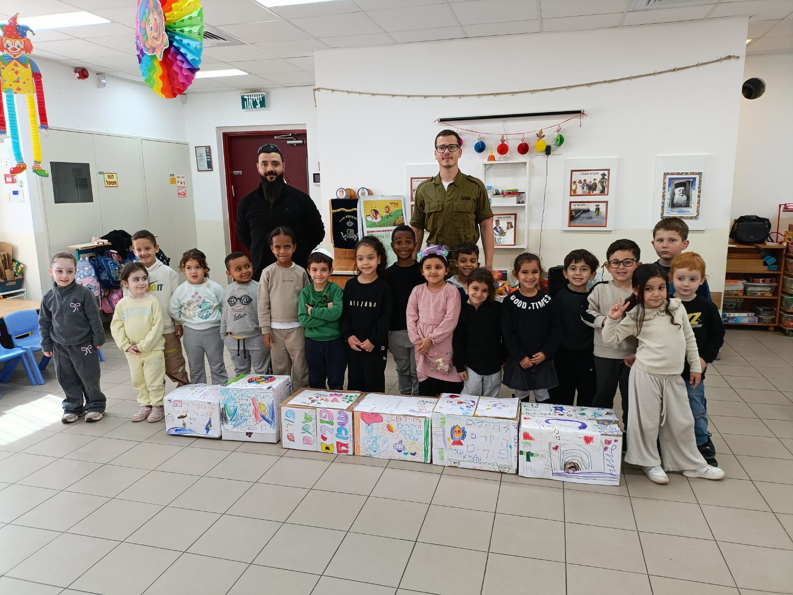 גני ילדים מחבקים חיילים