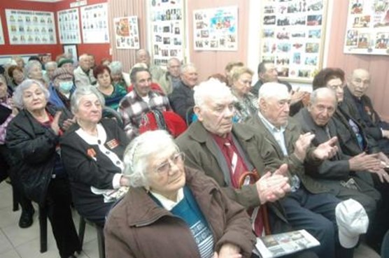 קהל של נשים וגברים במצעד הווטרנים