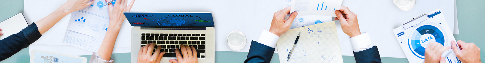 ידיים מחזיקות חומר קריאה, ידיים מחזיקות מחשב נייד וידיים מחזיקות עיתון